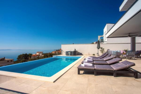 Villa Nano, 4 bedrooms, jacuzzi, heated pool, sea views, pebble beach 850m
